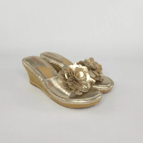 Born Wedgie Metallic Gold Sandals Leather 3D Flower Applique sz 9 - Picture 2 of 8